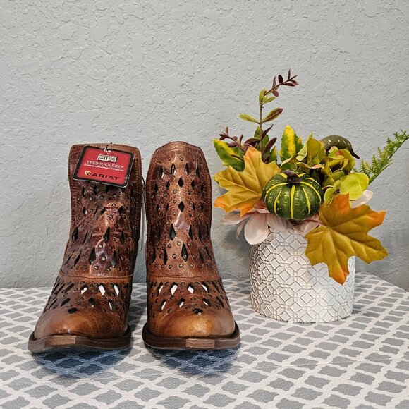 Ariat Shoes - Ariat Women's Amber Studded Dixon Western Boots - Brown (NWT) Size 8 Medium